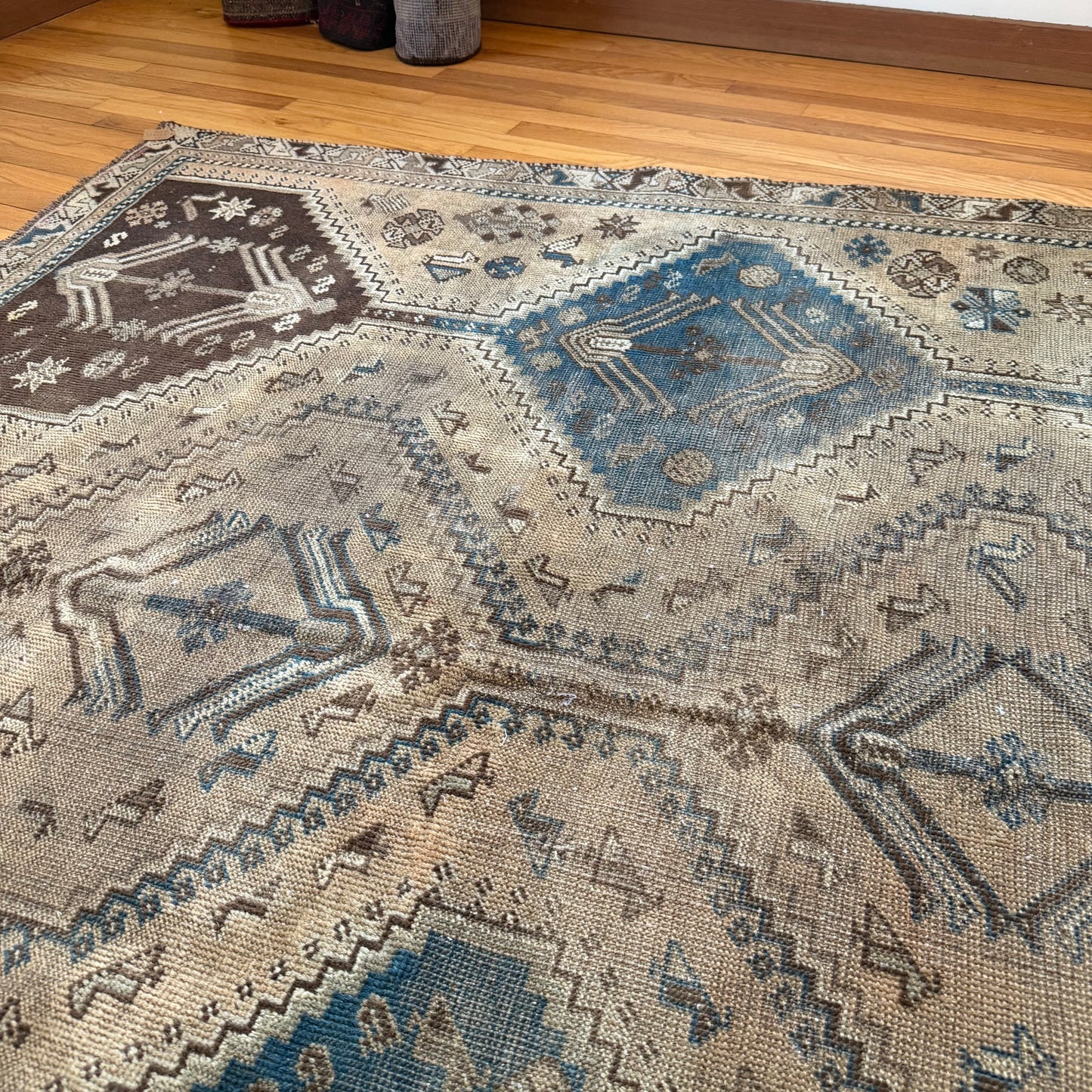 Number 1584 - 6’4” x 8’5”