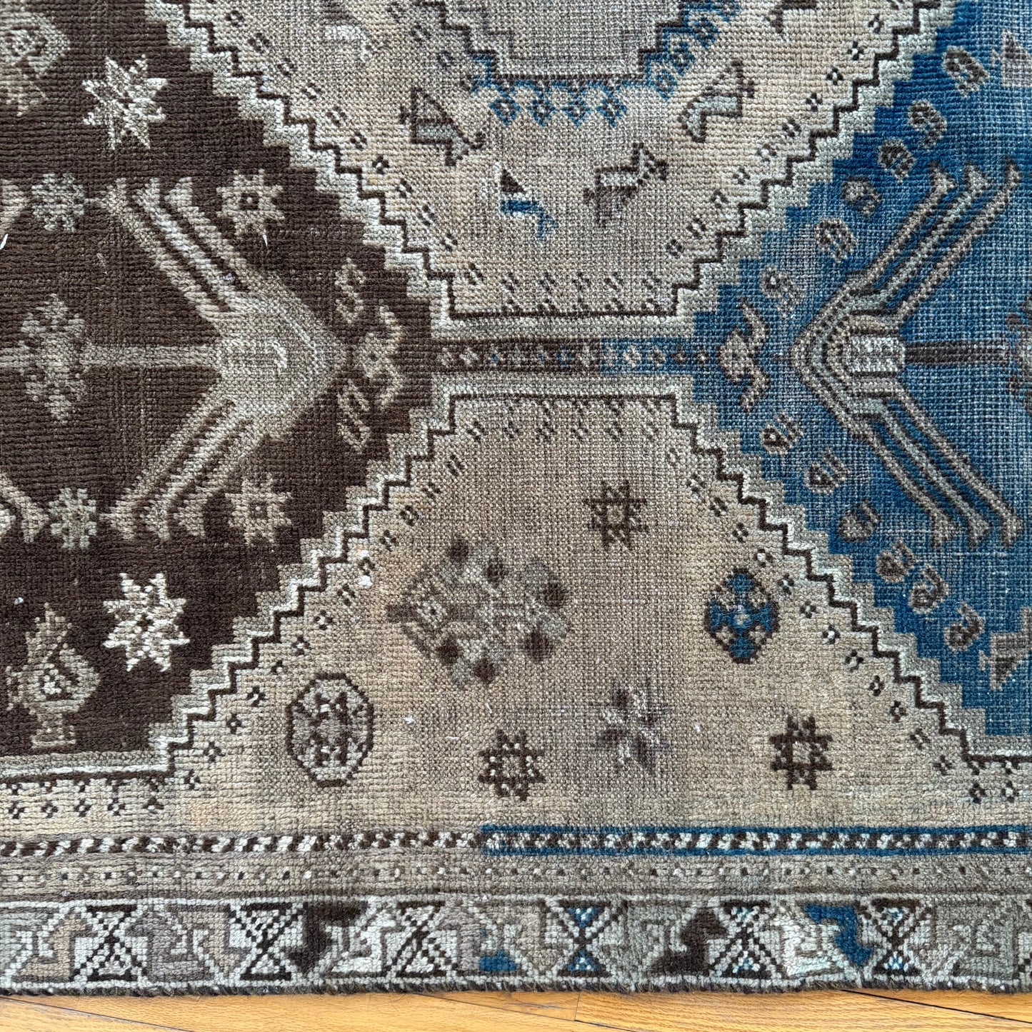 Number 1584 - 6’4” x 8’5”